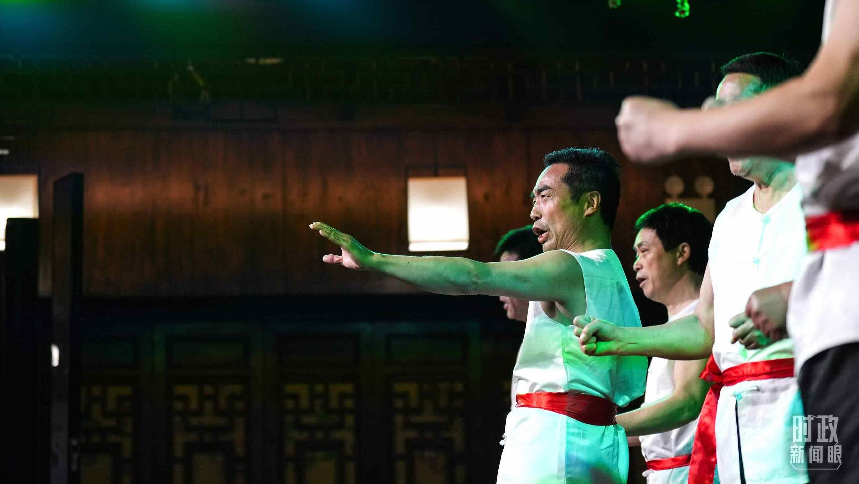 △常德河街，鴛鴦走馬樓上演常德高腔《穆桂英掛帥》和澧水船工號子。（總臺央視記者許永松、國廣記者李晉拍攝）