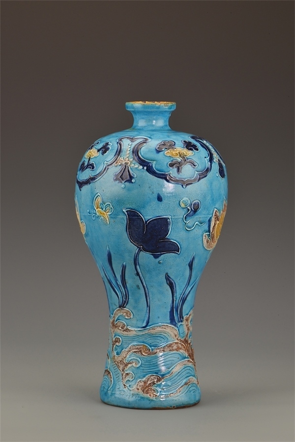 一號(hào)沉船出水的琺華彩蓮紋梅瓶。中國文物報(bào)社供圖