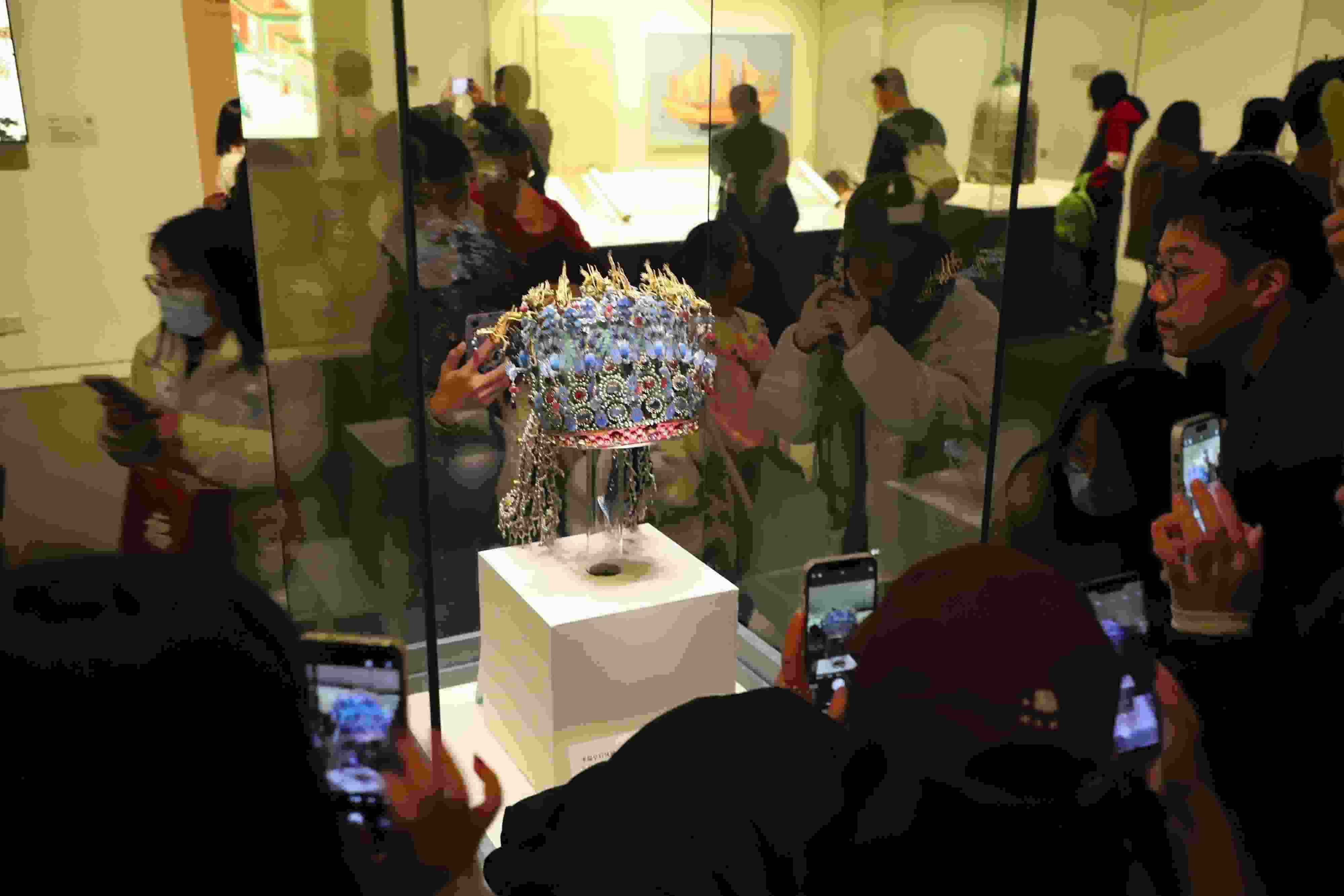 △ 2024年3月9日，北京，中國(guó)國(guó)家博物館，來(lái)自天南海北的游客在參觀藏品。