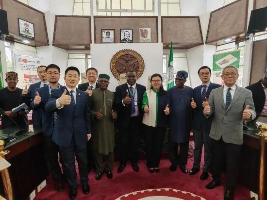 3月21日，與會(huì)嘉賓在首屆拉各斯論壇現(xiàn)場(chǎng)合影留念。（圖片由中國(guó)駐拉各斯總領(lǐng)事館提供）