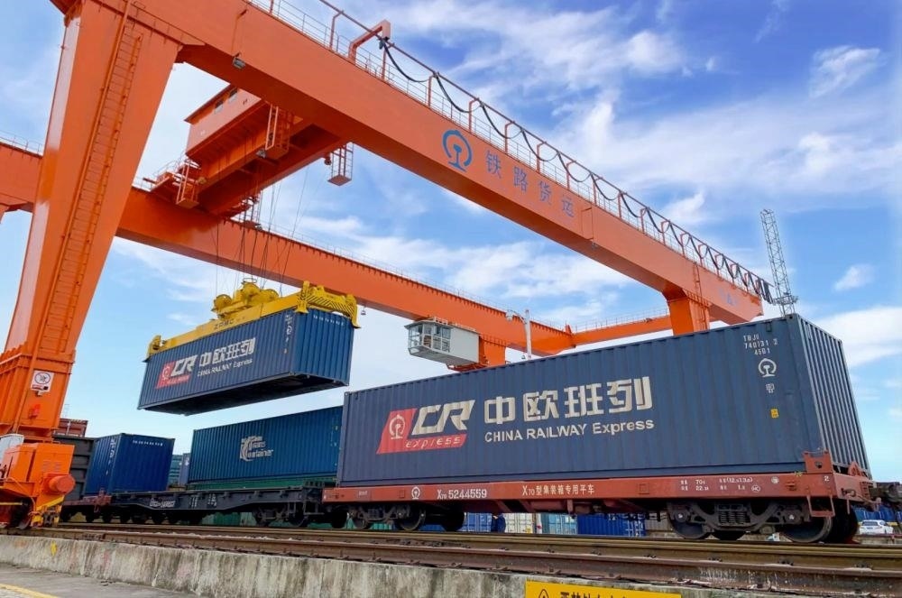 △2022年4月29日，在安徽合肥北站物流基地集裝箱作業(yè)區(qū)，準(zhǔn)備發(fā)運(yùn)的中歐班列集裝箱。