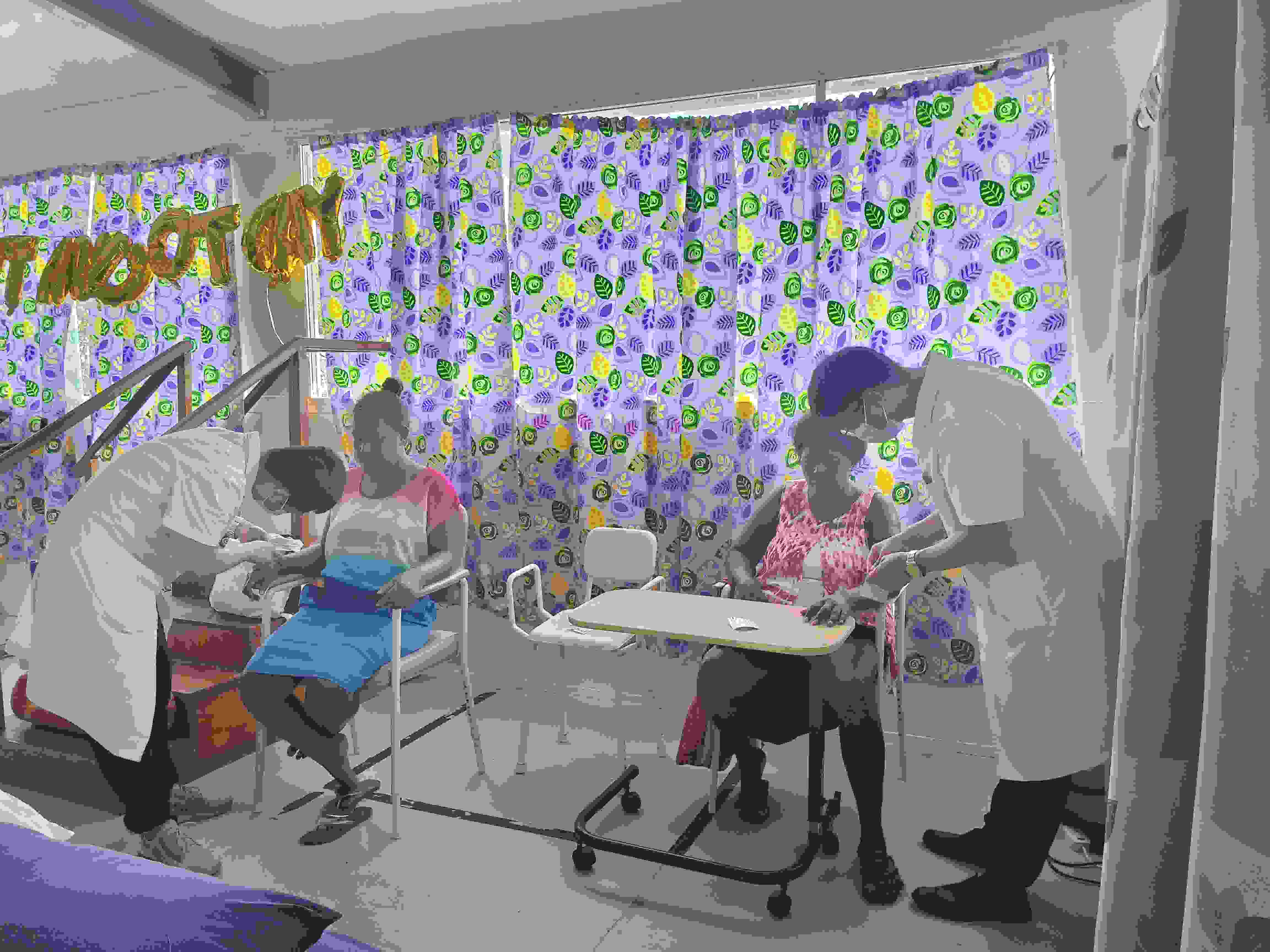 2023年7月3日，中國(guó)援助所羅門(mén)群島醫(yī)療隊(duì)針灸大夫在所羅門(mén)群島首都霍尼亞拉國(guó)家轉(zhuǎn)診醫(yī)院為患者治療。