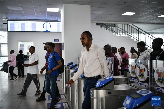 2月28日，在尼日利亞拉各斯，人們在輕軌藍(lán)線碼頭站刷卡出站。新華社記者 韓旭 攝