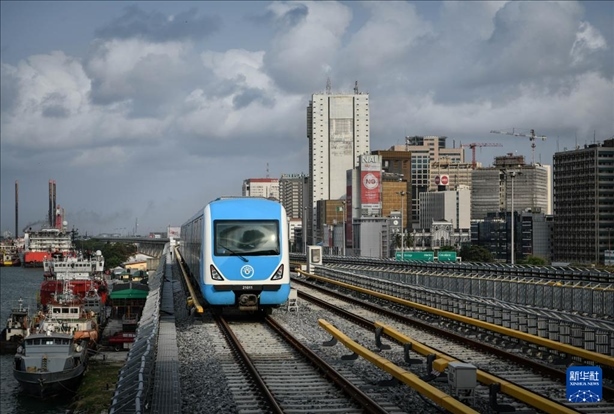 這是2月28日在尼日利亞拉各斯拍攝的一列輕軌藍(lán)線列車。新華社記者 韓旭 攝