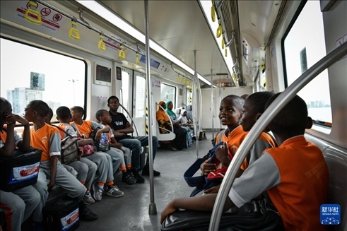 2月28日，在尼日利亞拉各斯，一所小學(xué)的學(xué)生們體驗(yàn)乘坐輕軌藍(lán)線列車。新華社記者 韓旭 攝