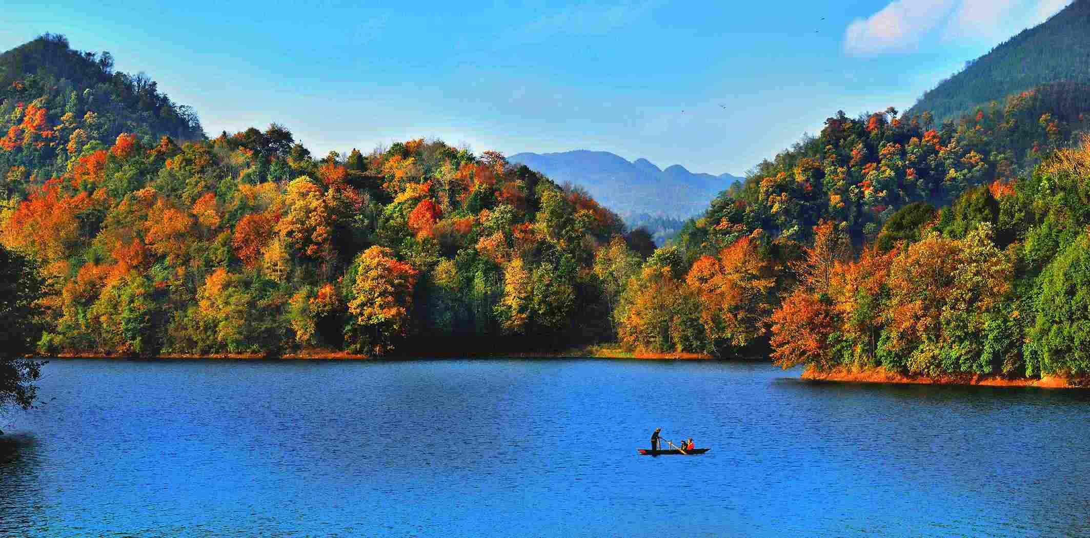 百里杜鵑湖好風(fēng)光。羅冠宇 攝