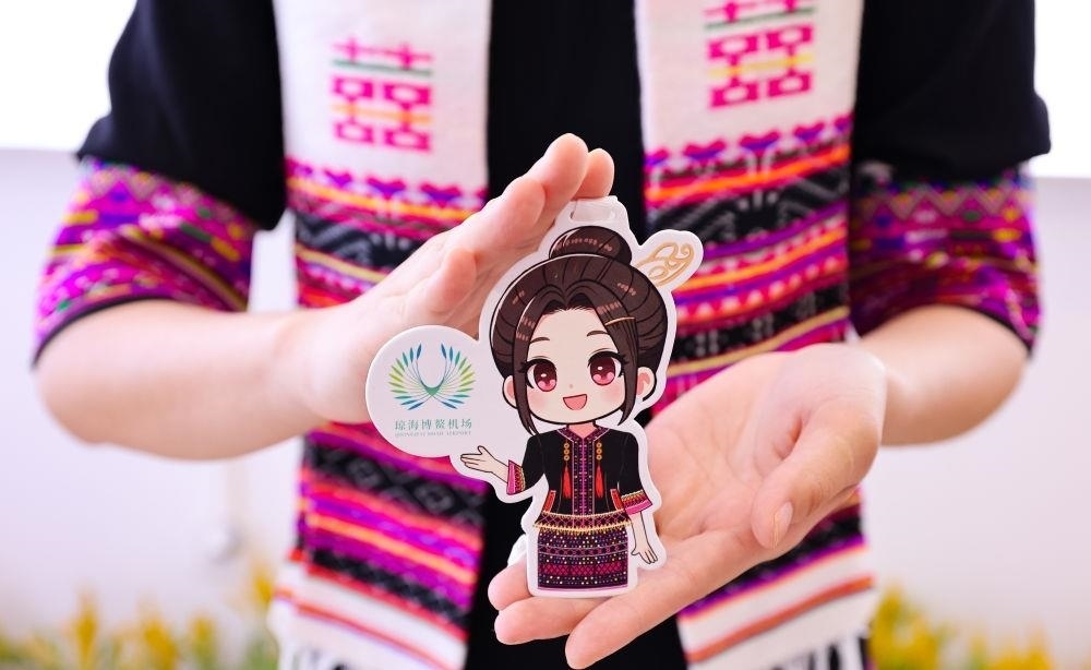 △2024年3月22日，博鰲機場工作人員展示“博鰲香”香氛卡片。