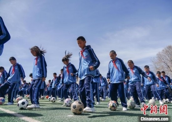 青海西寧：學生“足”享校園生活