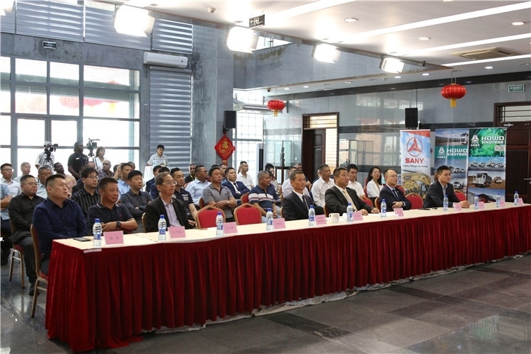 當?shù)貢r間3月26日下午，中國品牌重型機械、載重車輛宣傳推介會在中國駐蘇里南大使館舉行。圖為宣介會現(xiàn)場。中國駐蘇里南大使館供圖