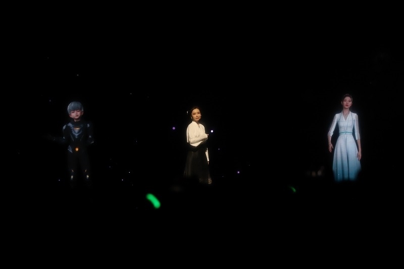 開場節(jié)目表演《彩云之南》。圖片來源：人民視頻