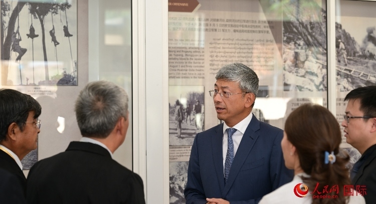 陳海大使了解中國遠(yuǎn)征軍紀(jì)念館情況。人民網(wǎng)記者 謝佳君攝
