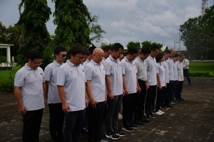 醫(yī)療隊隊員默哀。中國援桑醫(yī)療隊供圖