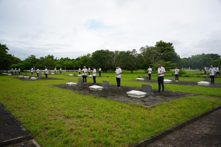 醫(yī)療隊隊員向烈士們獻(xiàn)花。中國援桑醫(yī)療隊供圖
