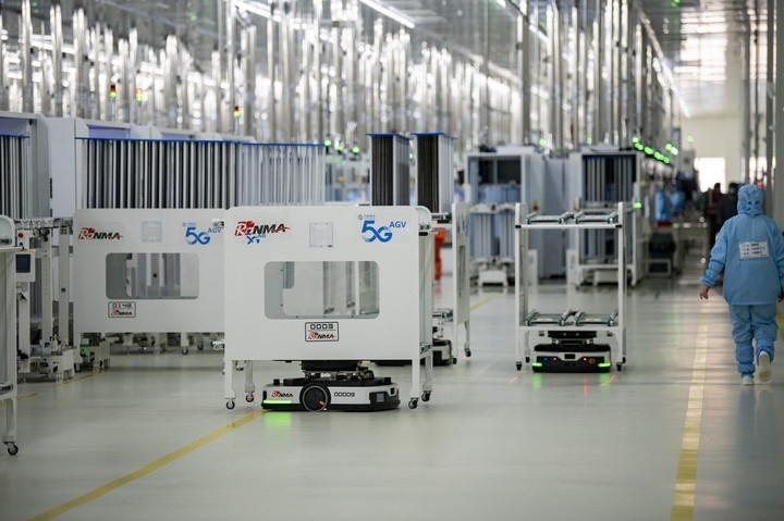 2024年1月10日，在位于浙江省金華市金義新區(qū)的潤馬光能集團(tuán)金華工廠智能化生產(chǎn)車間里，AGV（自動(dòng)導(dǎo)引運(yùn)輸）小車忙碌穿梭在生產(chǎn)單元之間。圖源新華社