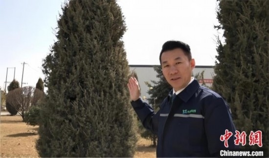 圖為王佐向記者介紹自己的新能源綠電廠區(qū)。白先森 攝