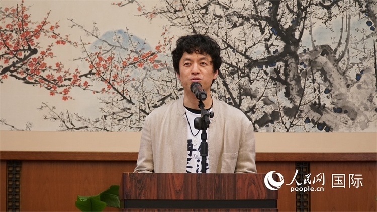 影片導(dǎo)演竹內(nèi)亮致辭。人民網(wǎng) 蔣曉辰攝