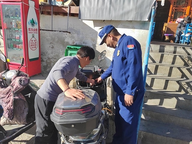 拉薩市消防救援支隊組織開展電動自行車消防安全檢查工作。受訪者供圖
