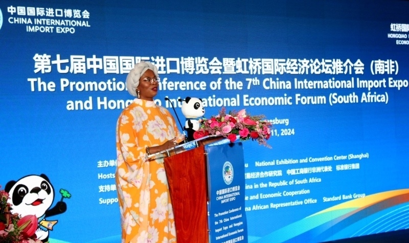 南非貿(mào)易、工業(yè)和競爭部出口促進(jìn)司副總司長馬塔博格致辭。（圖片來源：中國國際進(jìn)口博覽會官微）