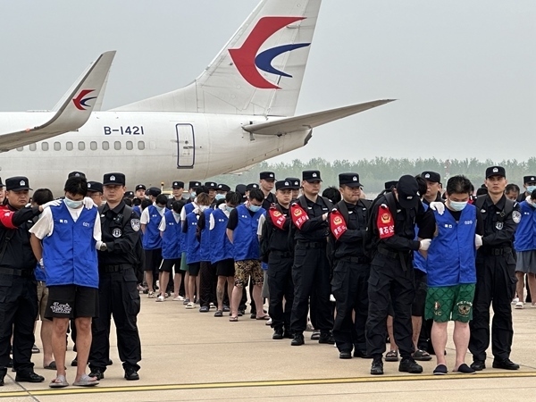 中國(guó)籍涉賭詐違法犯罪嫌疑人從柬埔寨被押解回國(guó)。人民網(wǎng)記者 郝萍攝