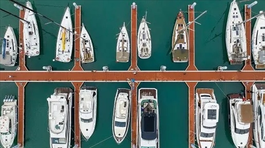 △超250艘船艇亮相第四屆消博會(huì)游艇展。