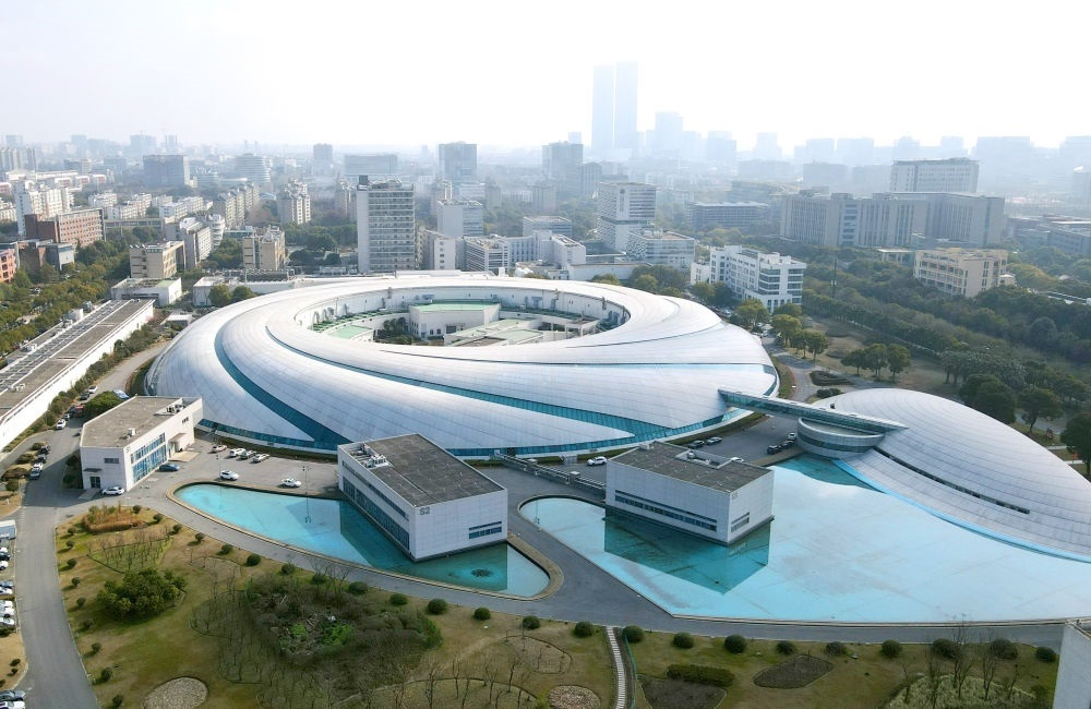 空中俯瞰位于上海張江科學(xué)城的上海光源（2024年2月27日攝，無人機(jī)照片）。