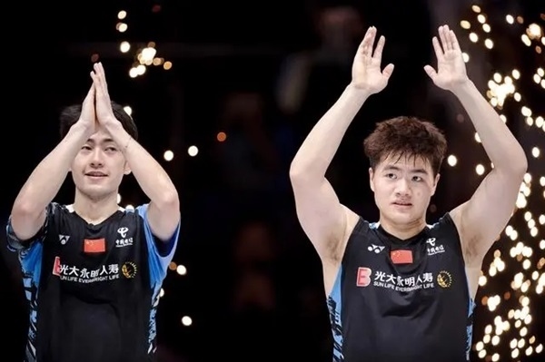 4月14日，梁偉鏗（右）/王昶在頒獎(jiǎng)儀式上。 新華社記者 江漢攝