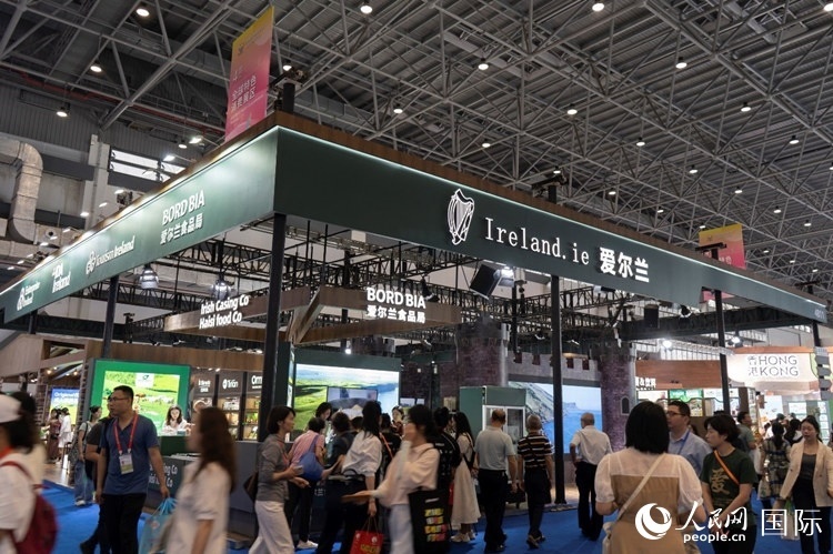 第四屆中國(guó)國(guó)際消費(fèi)品博覽會(huì)愛爾蘭國(guó)家館。人民網(wǎng) 常沙攝