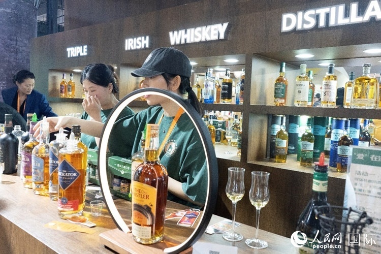 第四屆中國(guó)國(guó)際消費(fèi)品博覽會(huì)愛爾蘭國(guó)家館內(nèi)的參展商。人民網(wǎng) 常沙攝