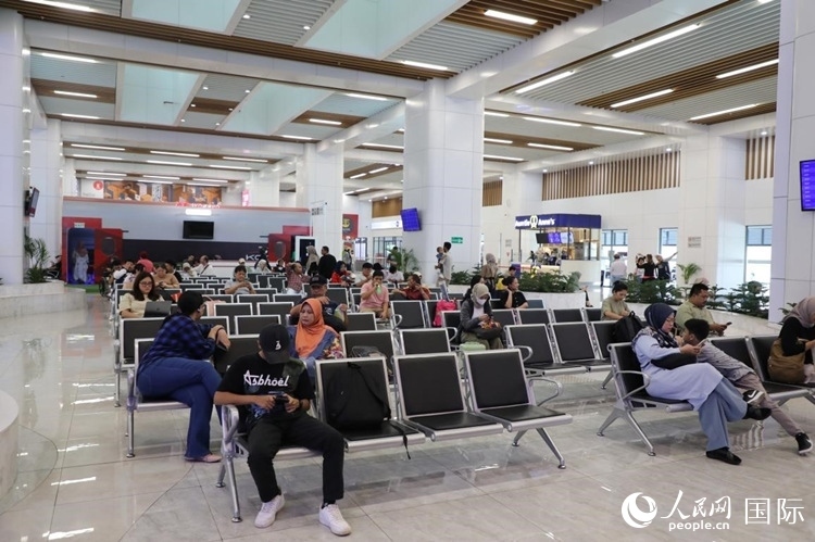 乘客在雅萬高鐵雅加達(dá)哈利姆站候車。人民網(wǎng)記者 曹師韻攝