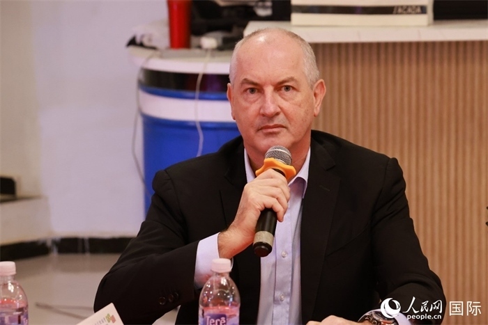 巴西里約大都會(huì)研究所執(zhí)行官西奧·舒克在座談會(huì)上致辭。人民網(wǎng)記者 陳海琪攝