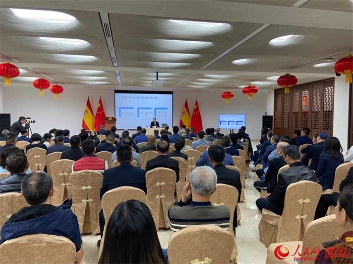 季奕鴻律師主講法律知識。人民網(wǎng)記者 范劍青攝