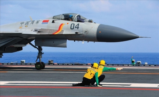 遼寧艦起飛助理作出放飛手勢，殲-15艦載戰(zhàn)斗機(jī)起飛（2020年4月攝）。張凱攝