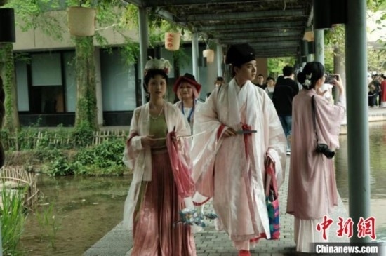 年輕人盛裝過“漢服節(jié)”。毛瑜 攝