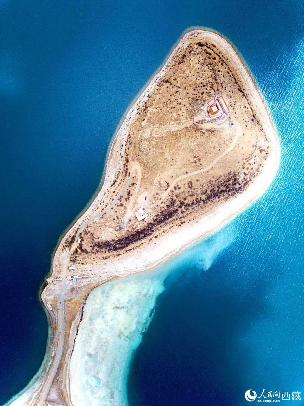 無人機(jī)視角下的西藏羊卓雍錯(cuò)日托寺風(fēng)光。人民網(wǎng)記者 次仁羅布攝