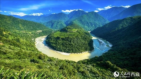 風(fēng)景秀麗、植被繁茂的西藏林芝市墨脫縣果果塘大拐彎。人民網(wǎng)記者 次仁羅布攝