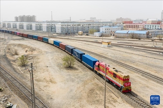 4月21日，中歐班列緩緩駛出二連浩特鐵路口岸（無(wú)人機(jī)照片）。 新華社發(fā)（張海峰攝）