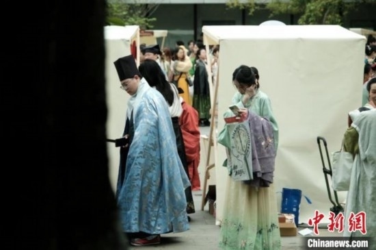 年輕人身著漢服逛集市。毛瑜 攝