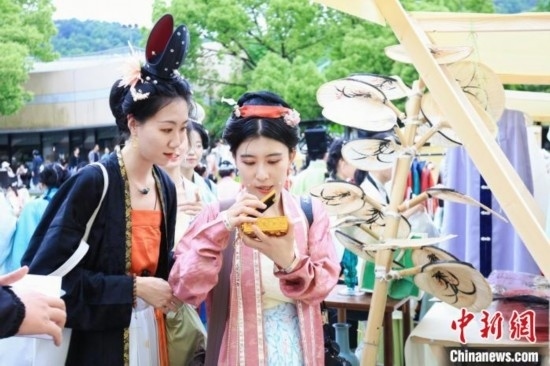 漢服愛好者逛集市。中國絲綢博物館 供圖