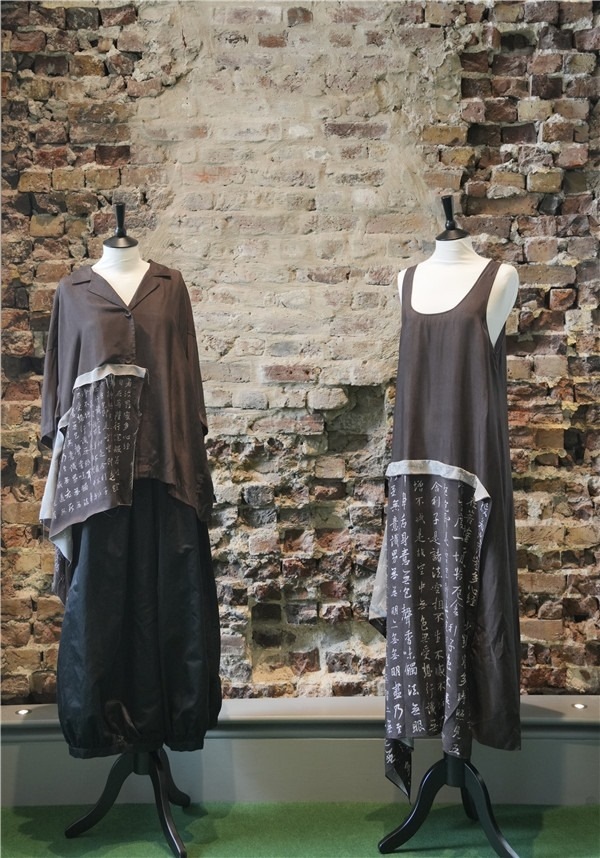 展覽展示的以中國文字為創(chuàng)作靈感的服裝《心經(jīng)》。主辦方供圖