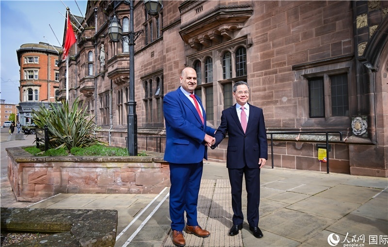 圖為中國駐英國大使鄭澤光在考文垂市政廳會(huì)見現(xiàn)場。人民網(wǎng) 郭錦標(biāo)攝