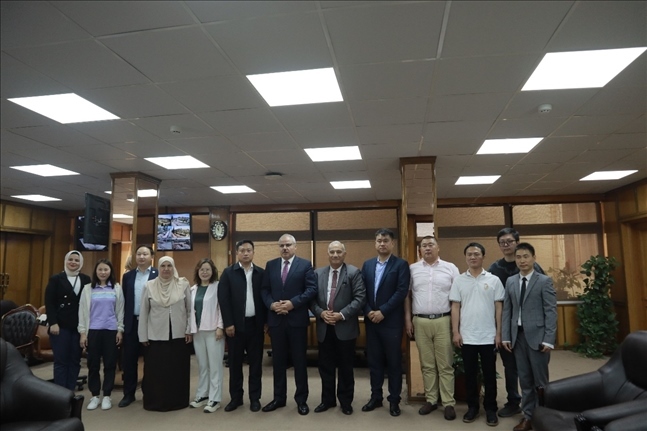 活動(dòng)現(xiàn)場(chǎng)合影。蘇伊士運(yùn)河大學(xué)孔子學(xué)院供圖