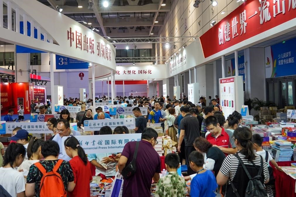 2023年7月31日，在第31屆全國圖書交易博覽會上，讀者在閱覽選購新書。新華社記者 朱崢 攝