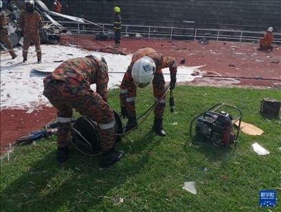 4月23日，救援人員在馬來(lái)西亞霹靂州的直升機(jī)墜毀現(xiàn)場(chǎng)救援。新華社發(fā)（馬來(lái)西亞消防拯救局供圖）