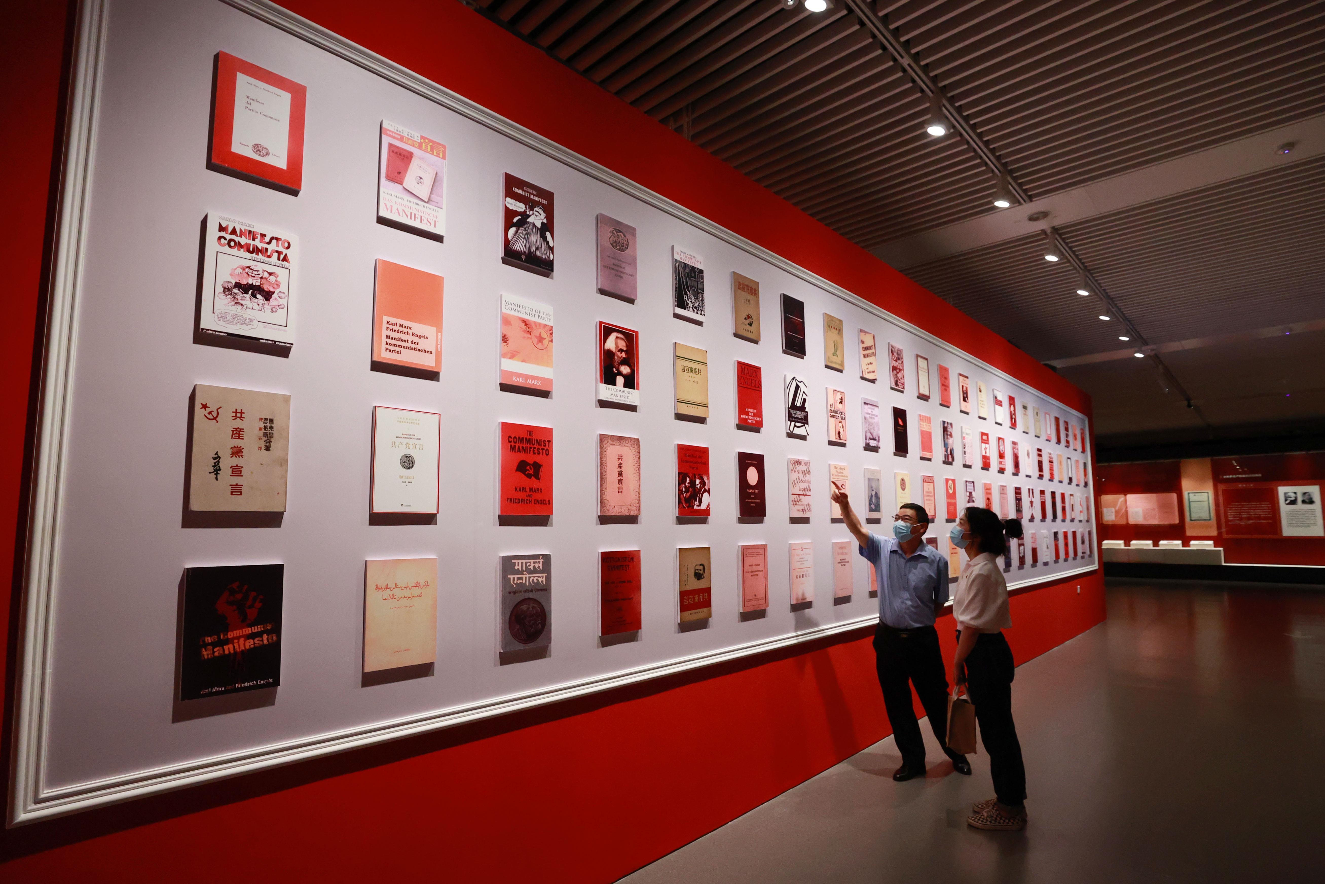 △2021年8月5日，觀眾在國(guó)家圖書(shū)館觀看不同版本的《共產(chǎn)黨宣言》。
