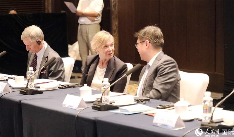 宣介會上，中外官員親切交談。人民網(wǎng)記者趙益普攝
