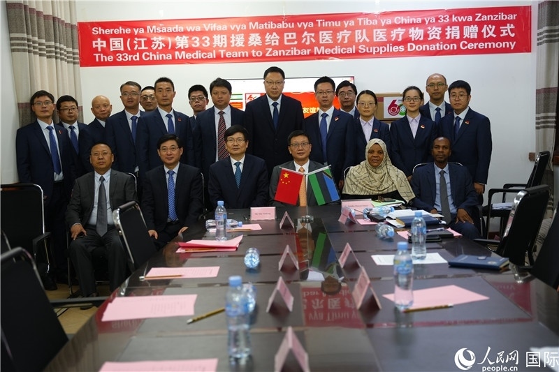 中非雙方代表及醫(yī)療隊在捐贈現(xiàn)場合影。中國援桑醫(yī)療隊供圖