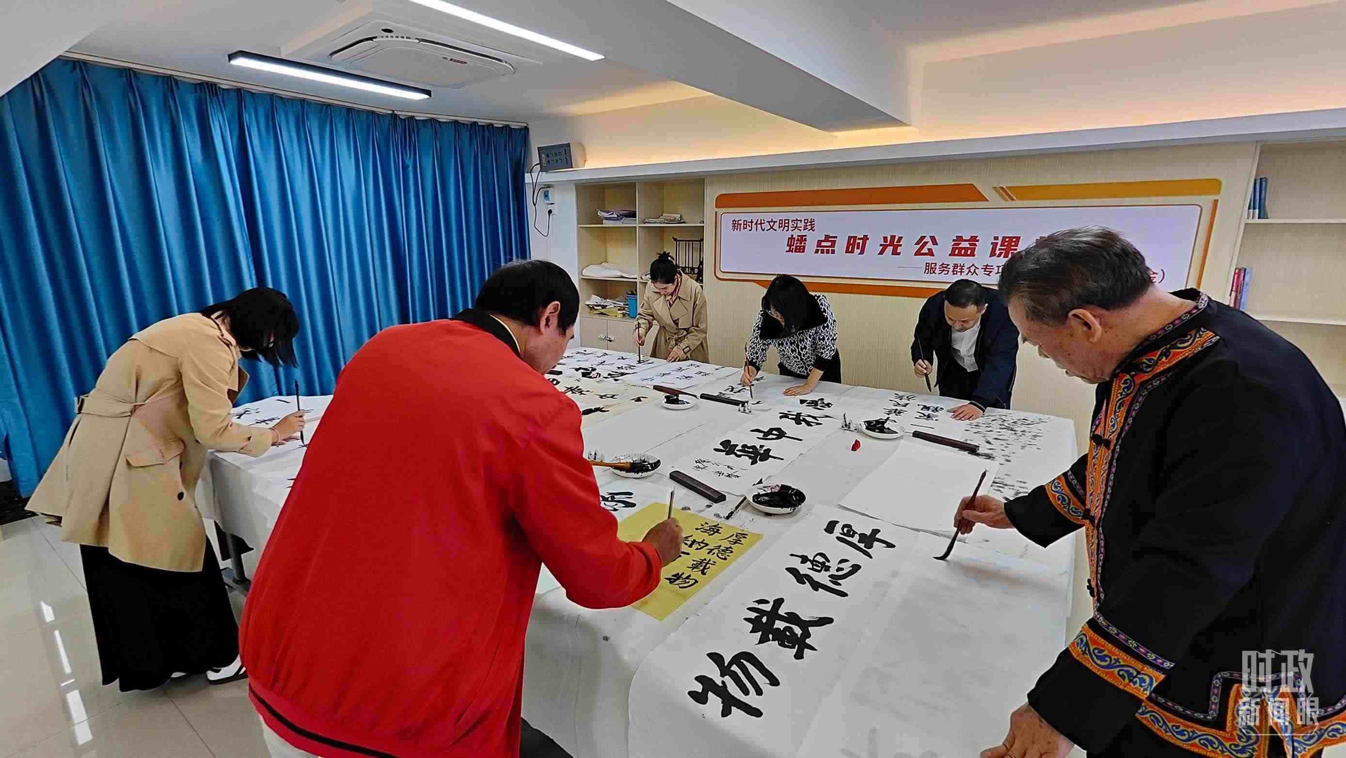 △廣西南寧市多民族社區(qū)——盤龍社區(qū)居民練習書法。（總臺央視記者楊立峰拍攝）