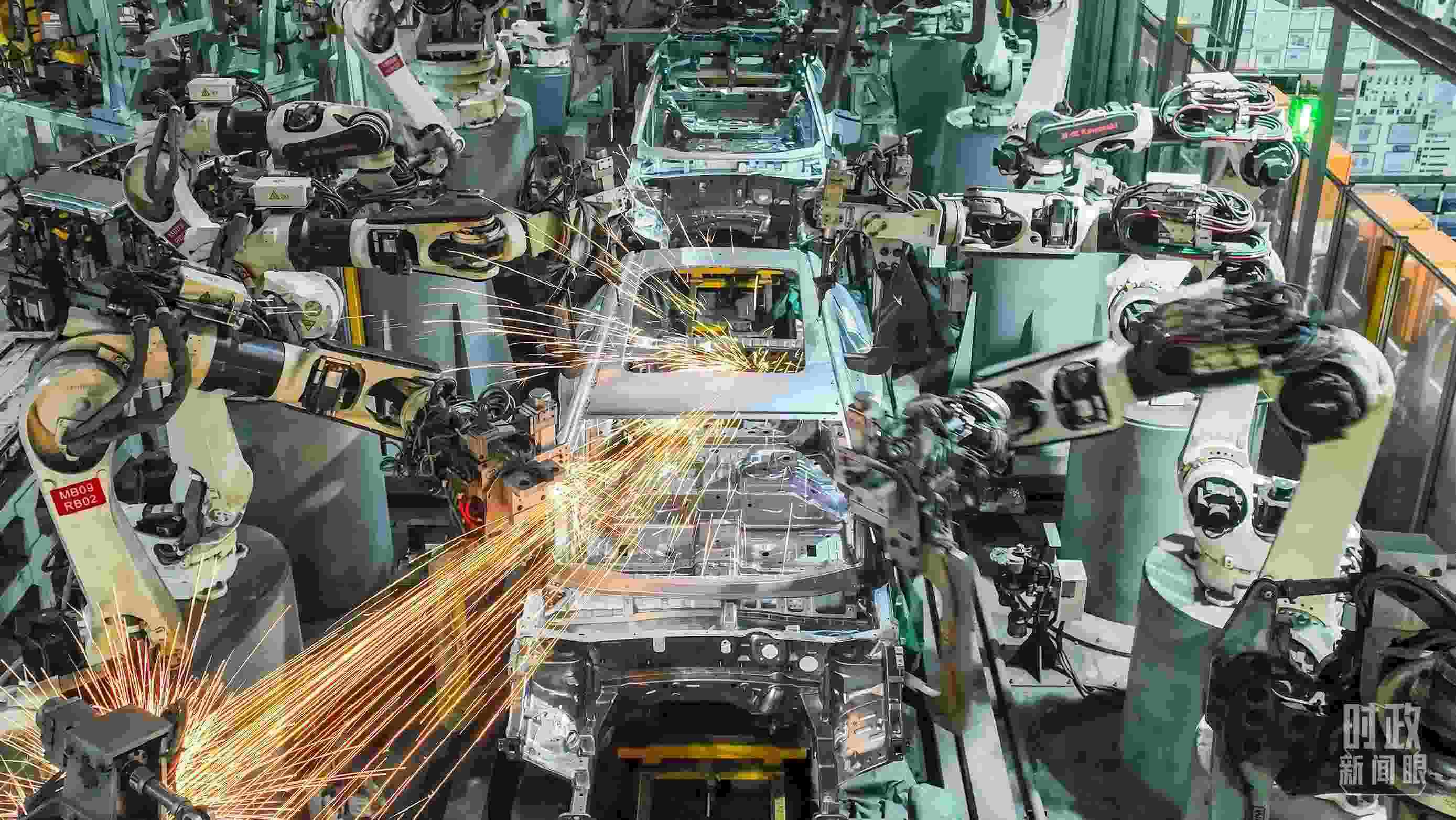  △2024年4月，重慶兩江新區(qū)的一家汽車制造企業(yè)，生產(chǎn)一派繁忙。（圖/視覺中國）