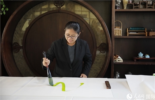 緬甸駐華大使館副館長(zhǎng)、公使銜參贊杜欣瑪泰參加《五百筆·瀾湄合作》集體藝術(shù)創(chuàng)作。人民網(wǎng)王婧攝