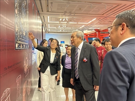 工作人員為泰國(guó)前副總理、泰中文化促進(jìn)委員會(huì)主席披尼講解展覽內(nèi)容。中國(guó)駐泰國(guó)大使館供圖